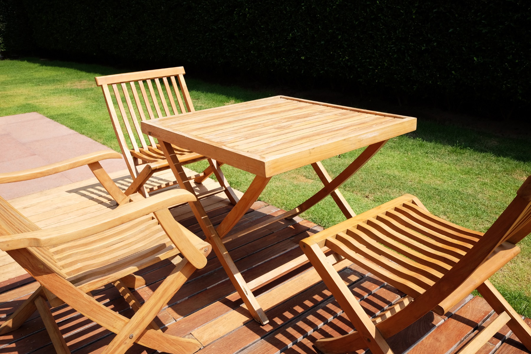 shutterstock_398404405_wooden_garden_furniture